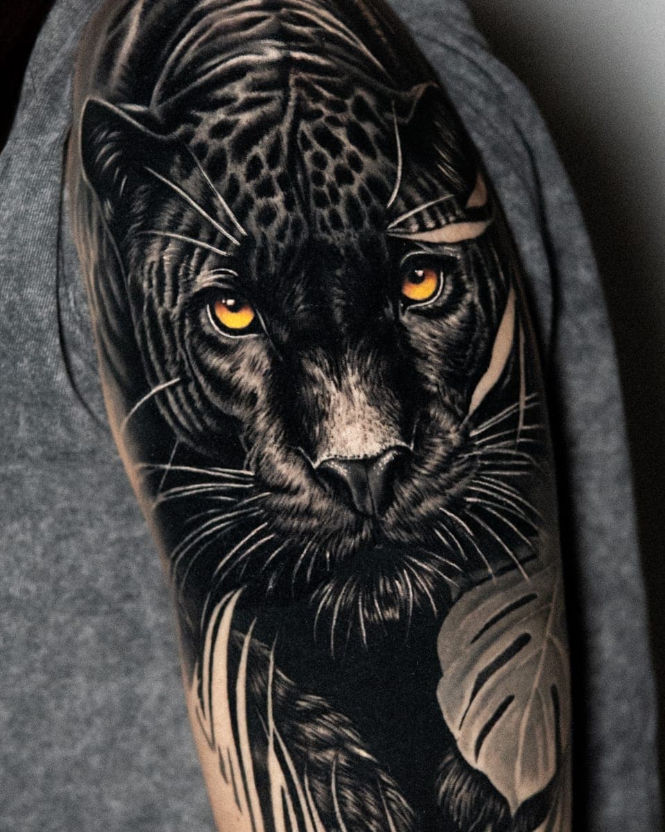 Czarna pantera z żółtymi oczami — realizm black&grey z akcentem koloru