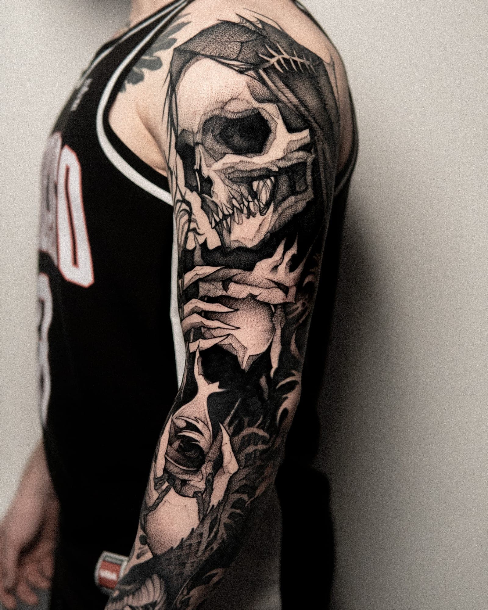 Czaszka, dłonie i oko — rękaw graficzny black&grey