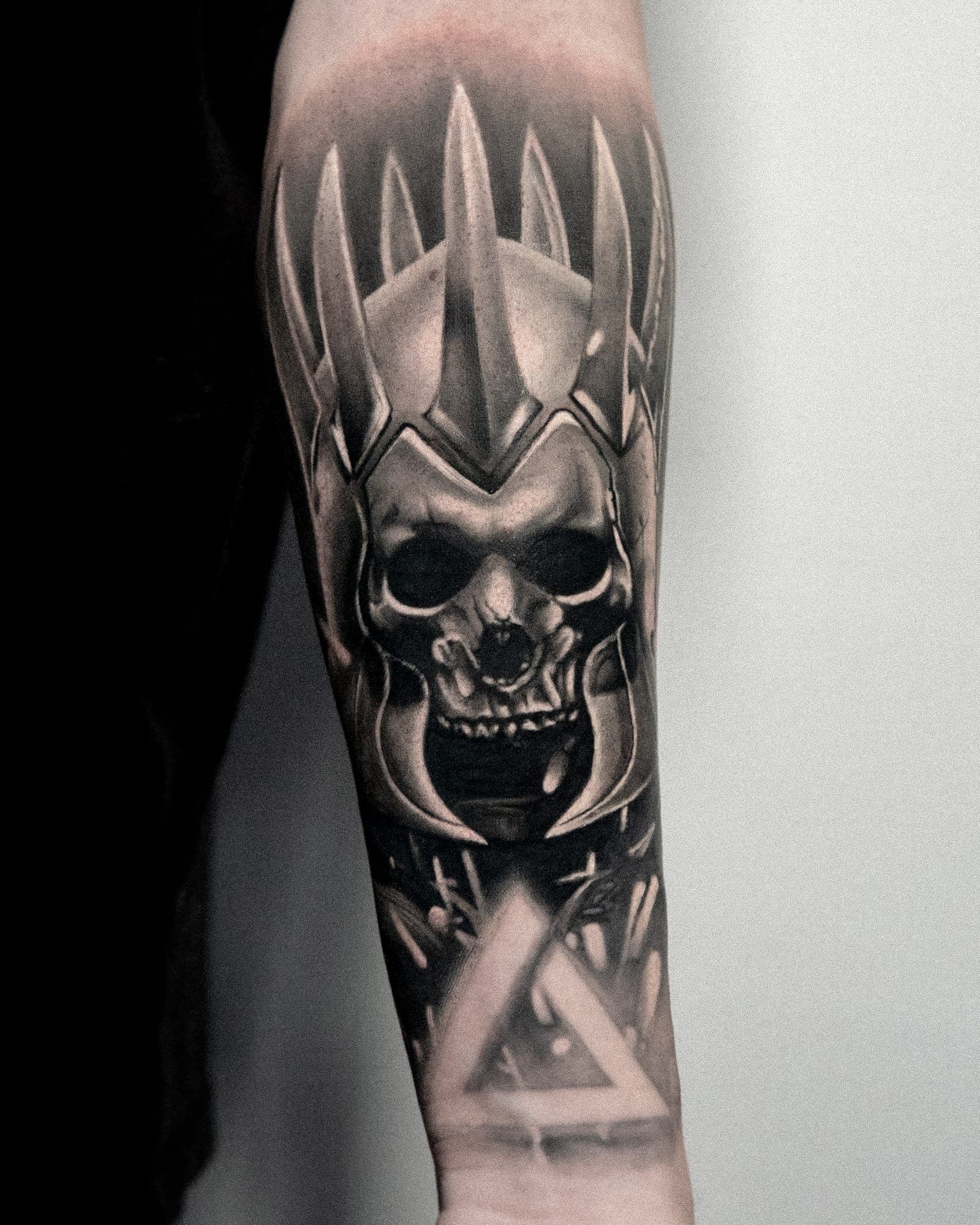 Czaszka w kolczastej koronie i trójkąt — realizm black&grey