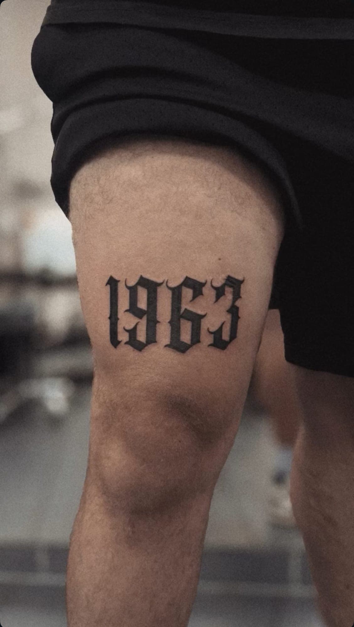 Data „1963” pismem gotyckim