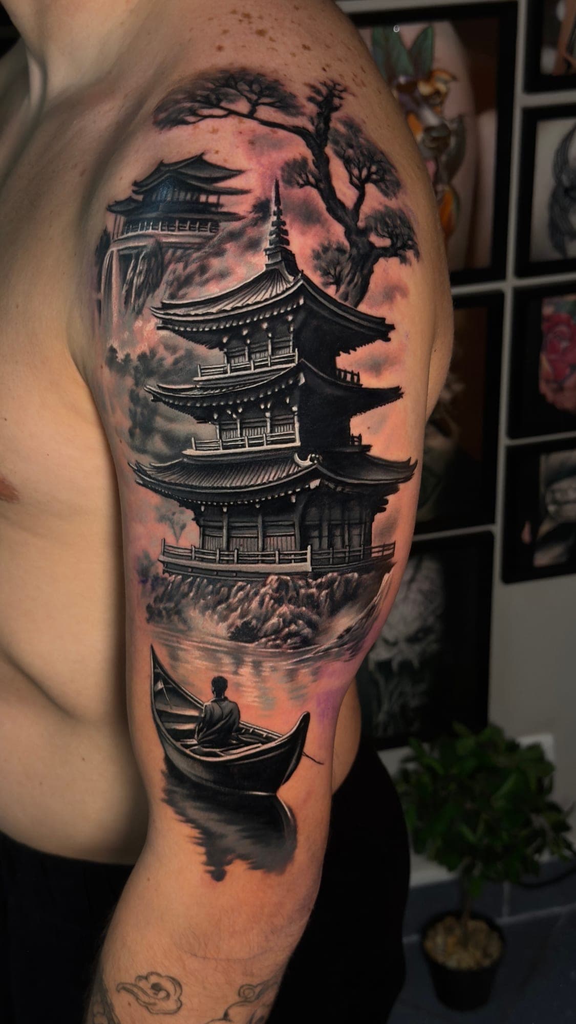 Japońska pagoda, bonsai i łódź na wodzie — realizm black&grey
