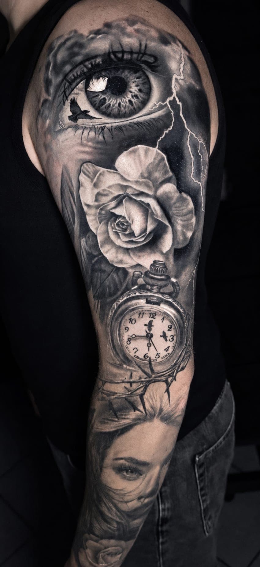 Oko, róża, zegarek kieszonkowy i portret kobiety — rękaw w realizmie black&grey
