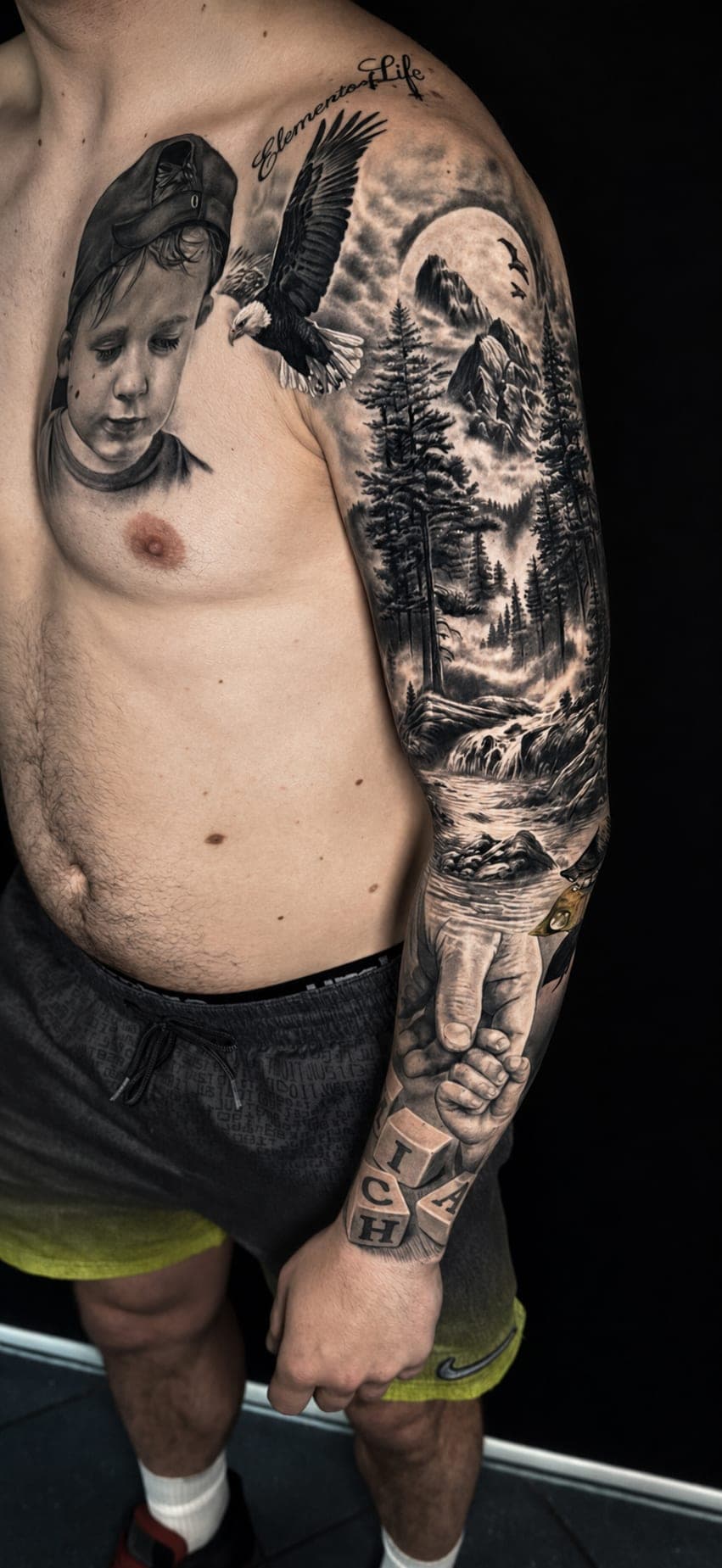 Portret chłopca, orzeł i górski krajobraz — rękaw w realizmie black&grey