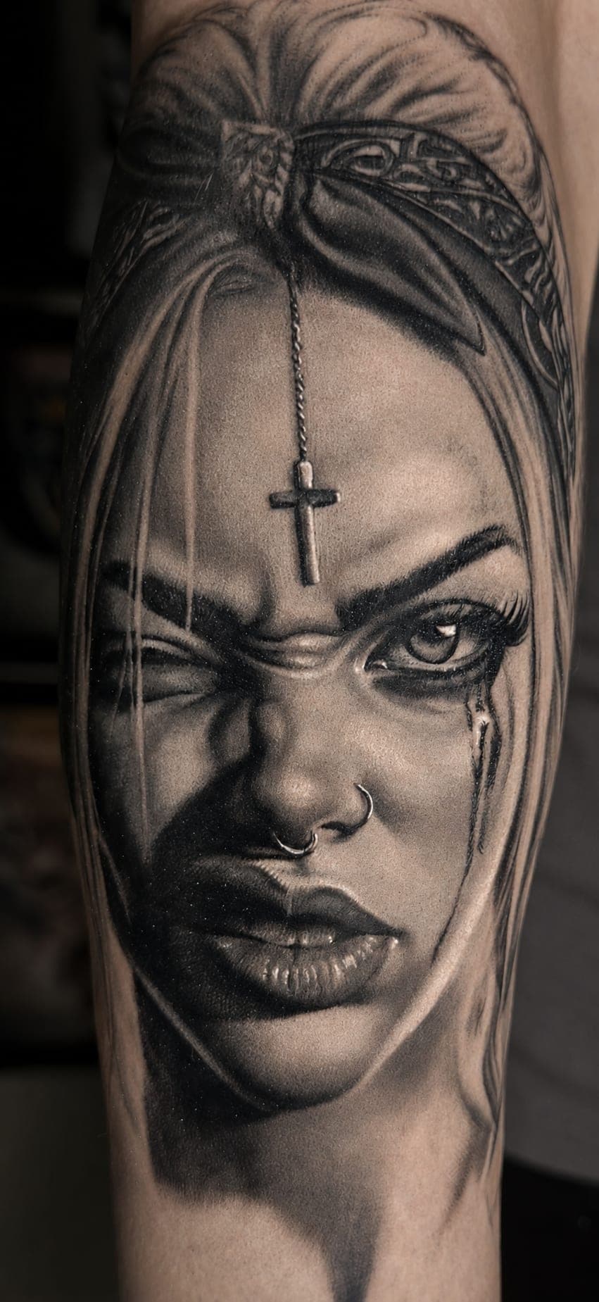 Portret kobiety z różańcem i chustą — realizm black&grey