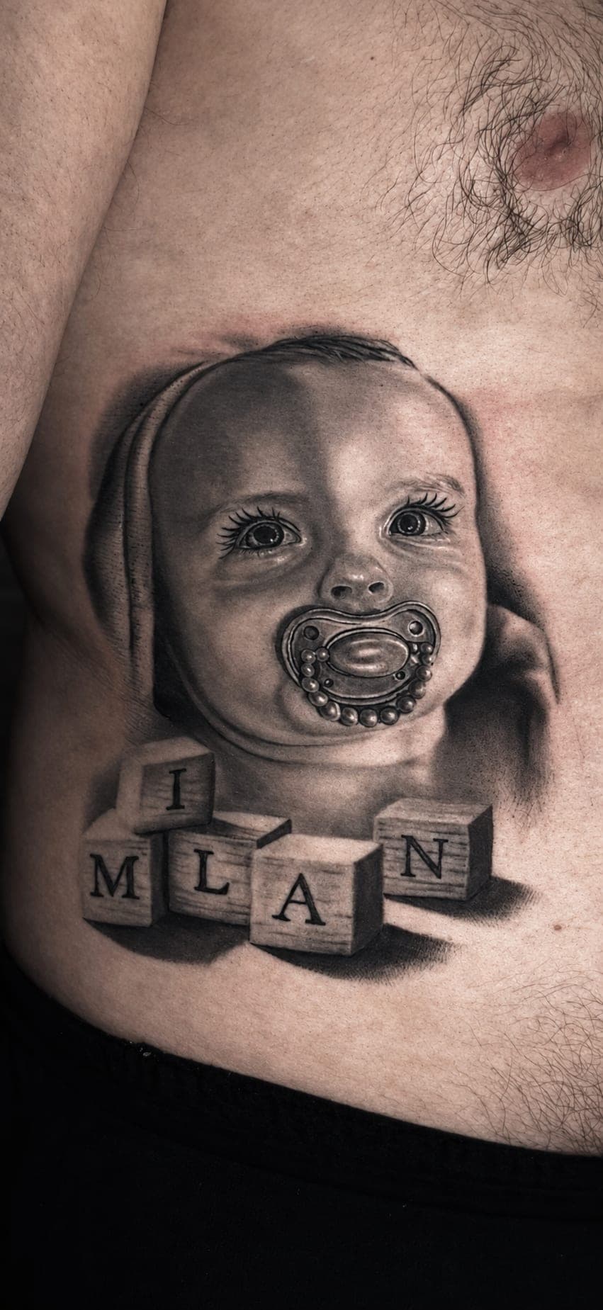 Portret niemowlęcia ze smoczkiem i klockami z imieniem — realizm black&grey