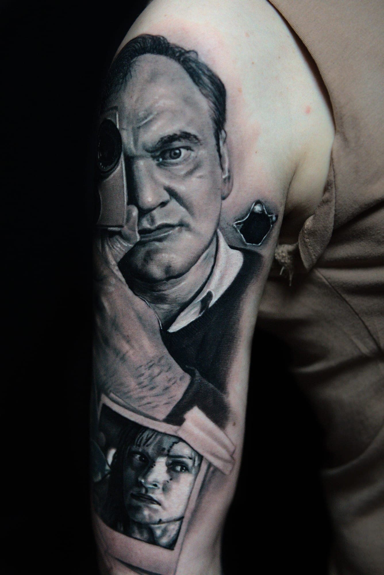 Portret Quentina Tarantino w realizmie black&grey