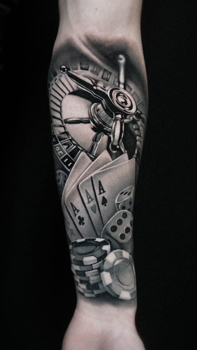 Ruletka, karty, kości i żetony — realizm black&grey