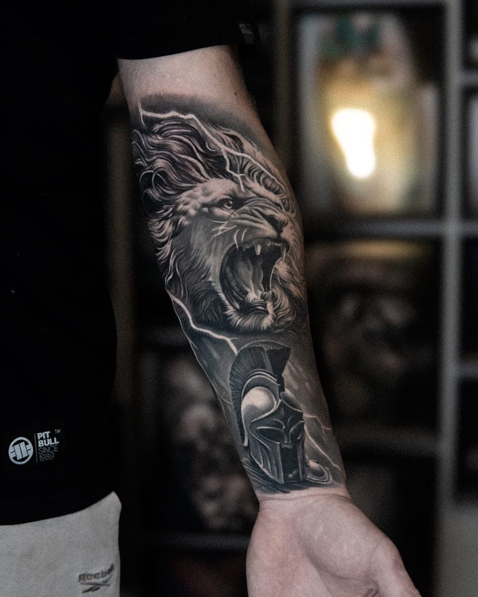 Ryczący lew i hełm spartański — realizm black&grey