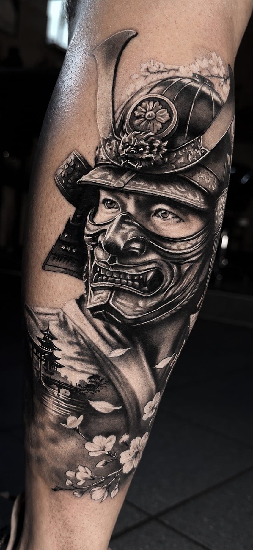 Samuraj w masce oni, pagoda i kwiaty wiśni — realizm black&grey