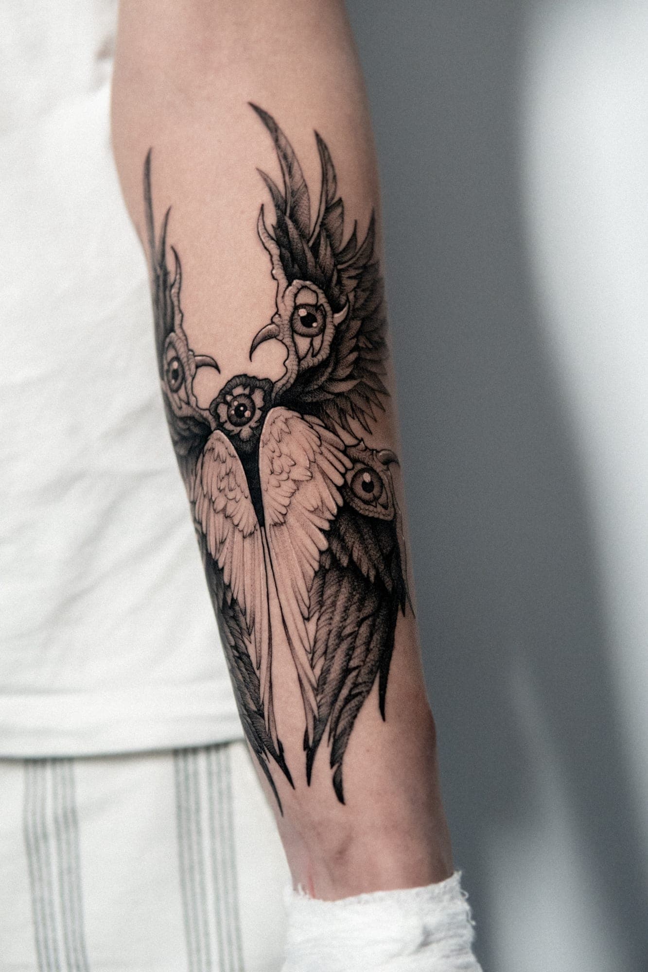 Serafin — biblijny anioł ze skrzydłami i okiem, grafika black&grey