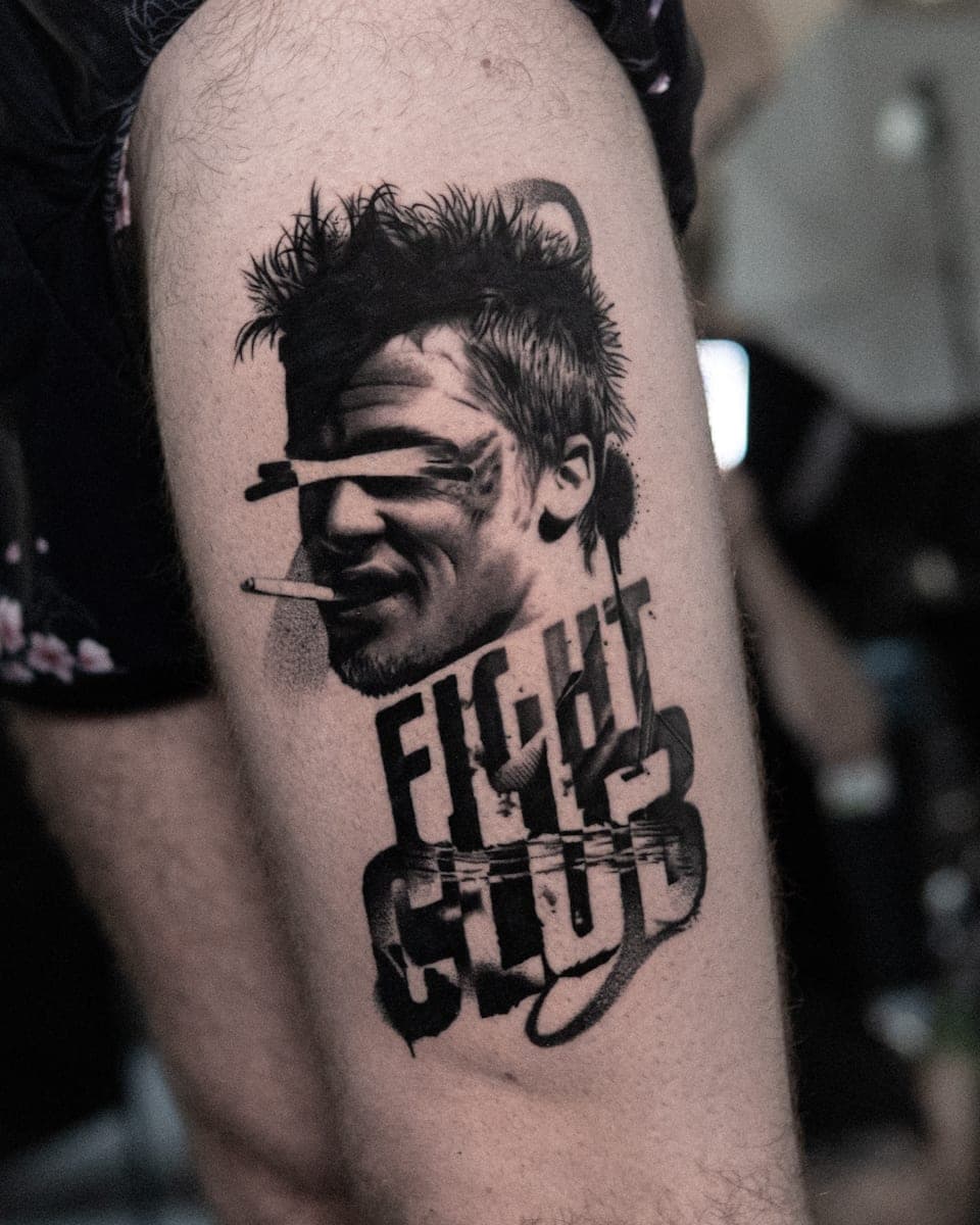 Tyler Durden z „Fight Clubu” z napisem — grafika black&grey