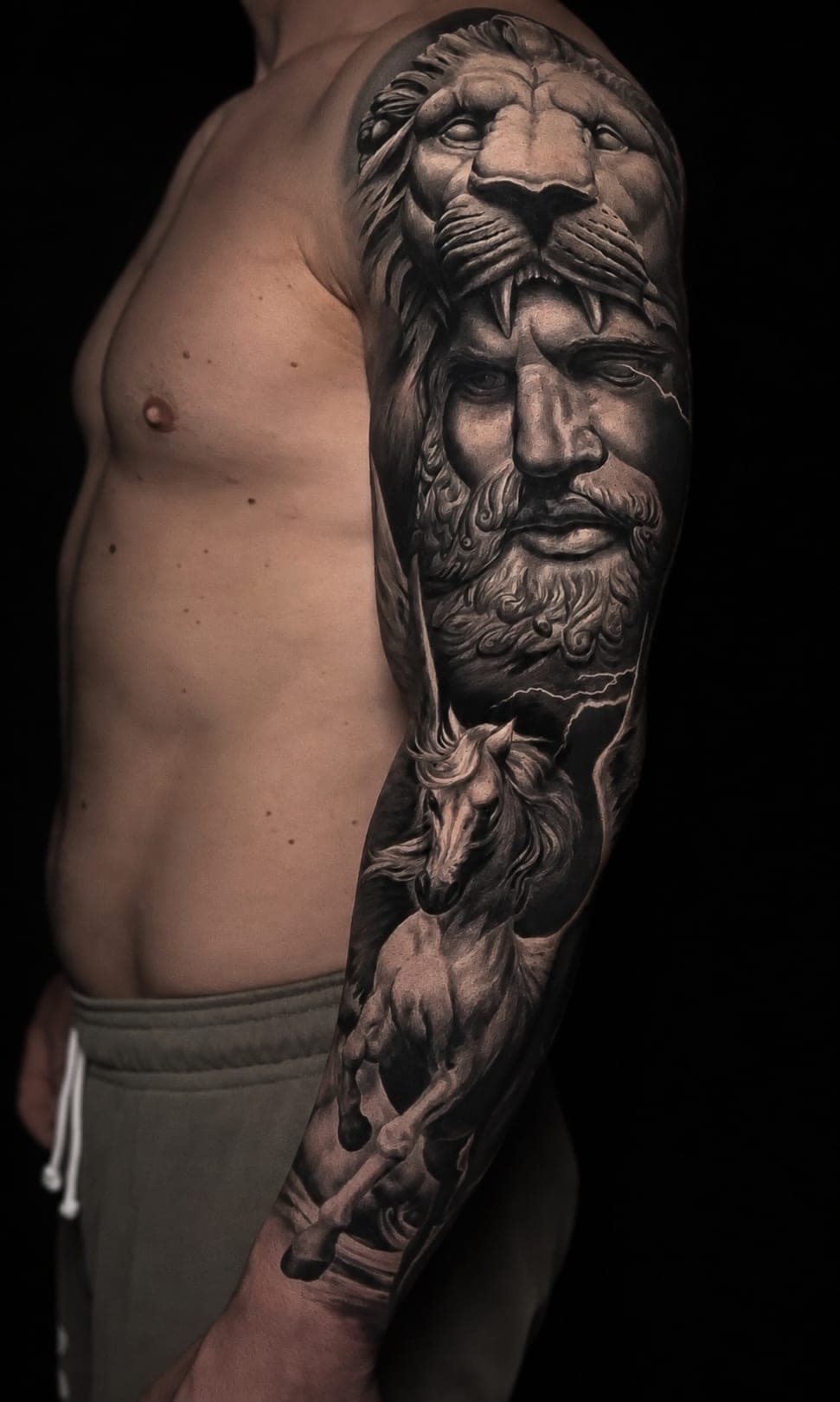 Wojownik w lwiej skórze i koń — rękaw w realizmie black&grey